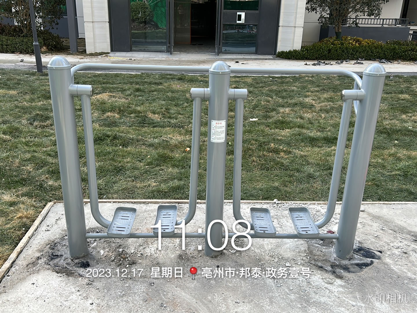 戶外健身設(shè)備跑步機(jī)